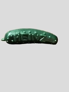 Vintage Heinz green plastic pickle pin brooch 1" fun advertising Cucumber - Picture 1 of 2