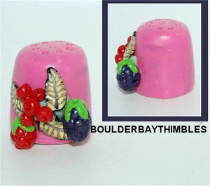 BOULDER BAY LIGHT LAVENDER THIMBLE #333 - with BERRIES and LEAVES - Picture 1 of 4