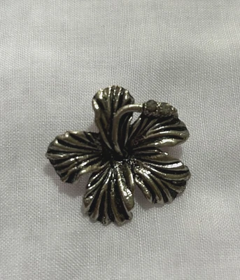 Broche de 1 1/4” FLOR DE HIBISCO hecho a mano con piedras de cristal Foto 1 de 4