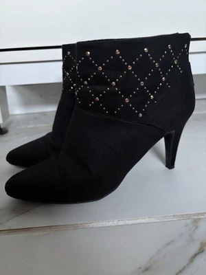 Botines de terciopelo negro naturalizado con detalle de tachuelas doradas para mujer 7 Foto 1 de 4