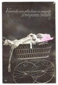 "Venendo ora alla luce vi mando il mio primo saluto". Neonato in carrozzina 1908 - Picture 1 of 2