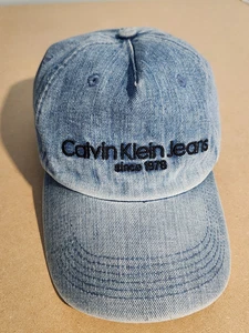 Cappello Calvin Klein Jeans Denim Logo Ricamato Taglia Unica 100% Cotone Lavaggio Leggero - Foto 1 di 7
