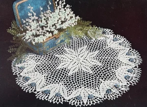 Vintage 1950er Strick & Häkelmuster TAL LILIE 22" Tisch Topper DECKCHEN - Bild 1 von 1