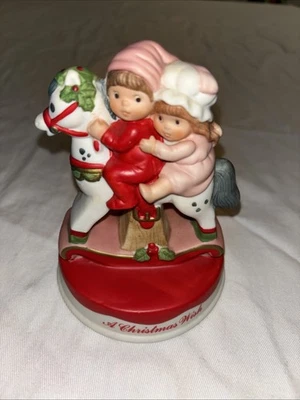 Wallace Berrie “Un deseo de Navidad” Niños en un caballo mecedor Navidad No. 4536 Foto 1 de 4