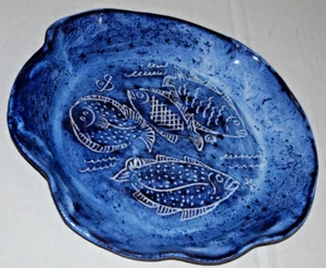 Cerámica arrojada Debbie Kahn Cape Cod Redware garabato pescado esmalte azul cobalto EE. UU. - Imagen 1 de 4