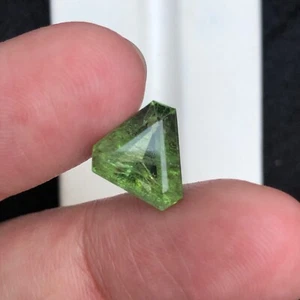 Piedra preciosa suelta verde corte trillón peridoto rutilo natural de 5,75 quilates para joyería - Imagen 1 de 5