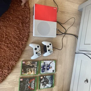 1TB Weiß Xbox One S Spielekonsole Bundle / 2 Controller / 4 Spiele - Bild 1 von 4