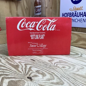 Vintage Dept 56 Coca-Cola Abfüllanlage 1994 beleuchtetes Schneedorf #5469-0 ~ LESEN - Bild 1 von 8