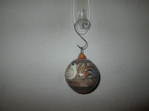 Cerámica Mexicana Tonala Pintada a Mano Redonda Navidad 2.25" Adorno Diseño Pájaro - Imagen 1 de 3