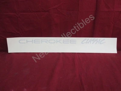 Nuevo de Lote Original Jeep Cherokee Puerta Delantera "Cherokee Classic" Calcomanía 1998 Plateada Foto 1 de 4