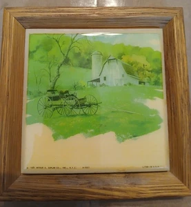 Vintage Keramikfliese 1981 Kaplan Co NYC Scheune und Kutsche im Eichenrahmen - Bild 1 von 2