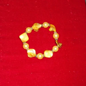 Armband, Stretch, Umfang ca. 20 cm, aus Muschelkernperlen und Muschplättchen - Bild 1 von 6
