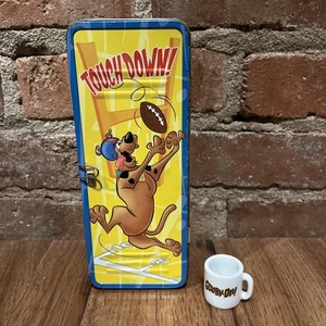 (Paquete de 2) Banco de monedas de hojalata vintage Scooby Doo "Locker" escena deportiva y taza de 1,25” - Imagen 1 de 12