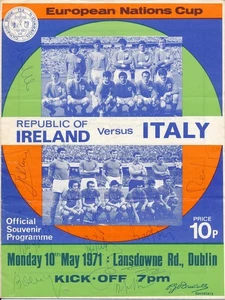SIGNIERTES PROGRAMM - Republik Irland v Italien 1971 - MEHRERE AUTOGRAMME - Bild 1 von 1