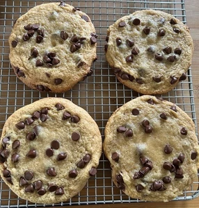 Homemade ONE - JUMBO Chocolate Chip Cookie Fresh Handmade Delicious Gooey Cookie - Bild 1 von 4