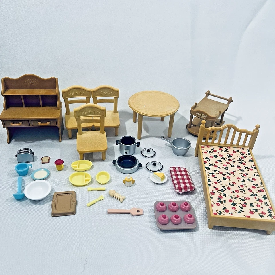 Calico Critters Casa de Muñecas Muebles Cocina Lote Cama Mesa Sillas Comida De Colección Foto 1 de 4