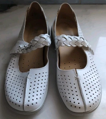 HOTTER Shoes Comfort Concepts Quake England Size 9.5 US  White Leather Mary Jane - Image 1 of 4