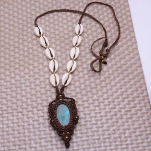 Hand Crafted Natural Chrysocolla Cowrie Shell Boho Macrame Gemstone Necklace - Imagen 1 de 7