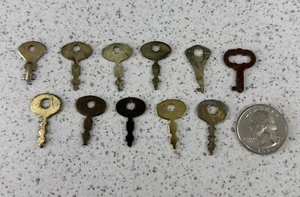 Konvolut 11 kleine Schlüssel Schlüssel teils Vintage Gepäck Koffer Koffer #50009 - Bild 1 von 6