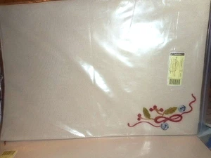 NEU LONGABERGER HOLLY BELLS TISCHSETS 2 IN EINEM PAKET 19"X13" 3 PACKUNGEN VERFÜGBAR - Bild 1 von 2