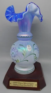 Jarrón de vidrio opalescente iridizado Fenton 1999 Blue Harmony colección mensajero - Imagen 1 de 4