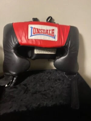 PROTECTOR DE CABEZA DE BOXEO VINTAGE LONSDALE DE CUERO NEGRO Y ROJO Foto 1 de 4