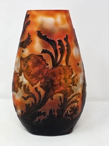 Jarrón de vidrio camafeo Gallé 10" escena acuática y peces ámbar marrón Art Nouveau - Imagen 1 de 12