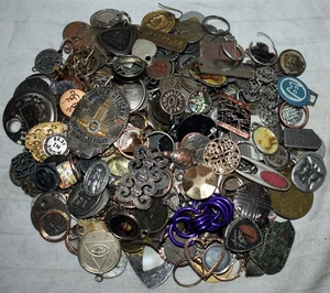 185q. 2 LBS DE BARATIJAS SUELTAS, ANILLO, PENDIENTE, BOTONES, ALFILERES, GEMAS SINTÉTICAS, IMPARES - Imagen 1 de 3
