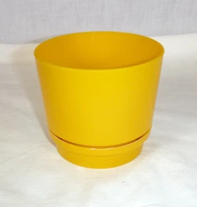 Maceta de plástico Max Klein amarillo brillante de colección años 70 con platillo 3,75" H - Imagen 1 de 6