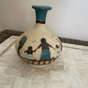 Jarrón artístico de cerámica crema y verde con diseño minimalista - Imagen 1 de 6