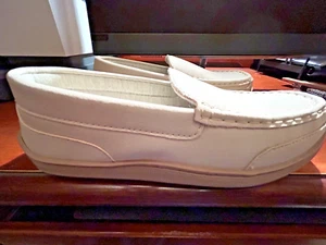 WOMEN'S MOCCASINS (size 9 new) LEATHER/MEMORY FOAM (Size 9 BEIGE) - Picture 1 of 6