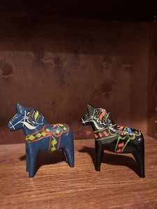 Akta Dalahemslojd Swedish Red Black Dala Horses Nils Olsson Original Label Pair - Picture 1 of 4