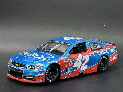 KYLE LARSON 2017 #42 CREDIT ONE 液体颜色 DARLINGTON THROWBACK 1/24 定制 — 第 1/4 张图片