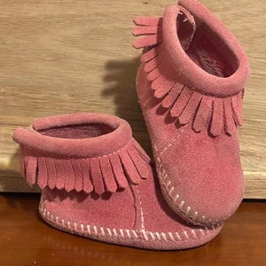 Mocasín Minnetonka Niño Pequeño Talla 2 Botín con Solapa Trasera Rosa Caliente con Flecos 1180 - Imagen 1 de 15