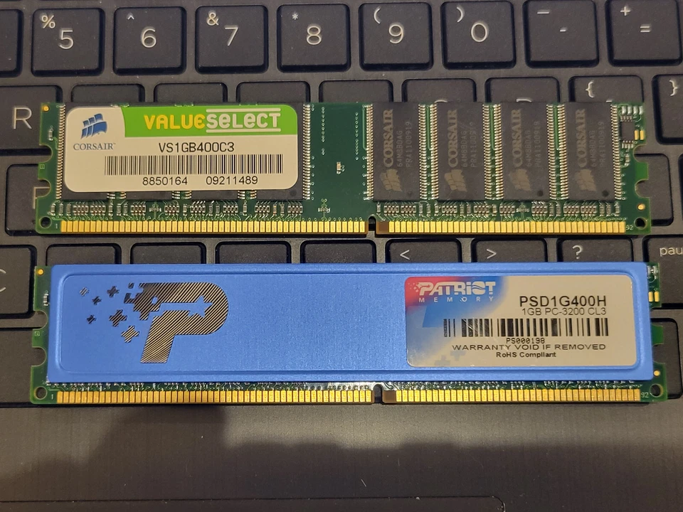 2 GB total Patriot Memory 1 GB DIMM DDR SDRAM PSD1G400H & Corsair 1GB VS1G400C3 - Image 1 of 1