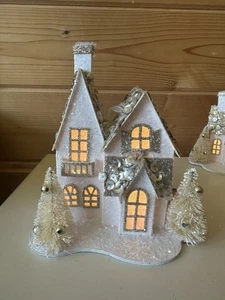 Raz Imports 5" beleuchtete weiße Pailletten Gold Putz Haus Ornament Flaschenbürste Baum #2 - Bild 1 von 3