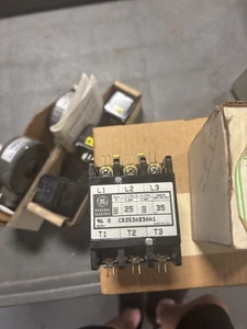 NUEVO GE CR353AB3AA1 Nuevo Contactor de Iluminación 3 Polos 25A 120V Bobina Nuevo en Caja Gen Eléctrico - Imagen 1 de 2