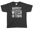  T-Shirt Baddest Witch In Town Halloween Jungen Mädchen Unisex lustig