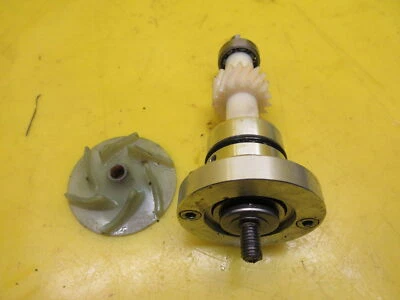 SKI-DOO ZX & REV MXZ 440/500/600/700/800 MOTOR REFRIGERANTE DE AGUA BOMBA EJE Foto 1 de 4