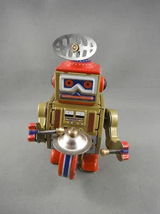 Robot R4 Drummer Wind Up Tin Toy - Picture 1 of 4