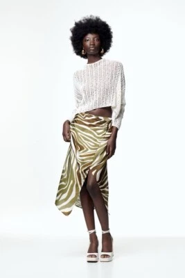 NUEVO CON ETIQUETAS ZARA Satén Estampado Animal Cintura Alta Falda Midi Dobladillo Frontal Abertura 8330/235 LARG Foto 1 de 4