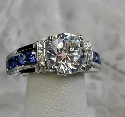 Moissanite tonda bianca 2CT e zirconi blu stile vintage in oro bianco 14... - Immagine 1 di 4