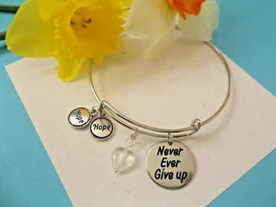 BRAZALETE BRAZALETE 'NUNCA, NUNCA TE RINDAS' LIFE CHARM - PLATA  Foto 1 de 3