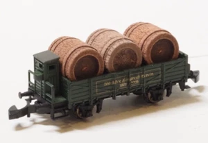 Coche de carga corto Marklin escala Z antigua era con barriles de cerveza de madera, barriles de vino nuevo en caja - Imagen 1 de 3