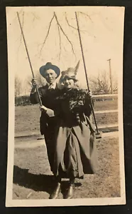 Foto antigua divertida linda de mujer en árbol columpio todo vestido #4736 - Imagen 1 de 1