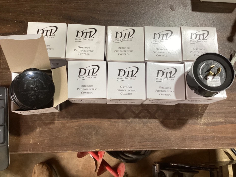 Lote de 10 controles fotoeléctricos exteriores oscuros a claros DTL. NUEVO Envío Gratis Foto 1 de 1