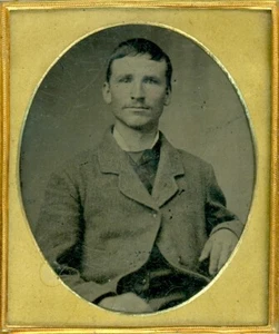 TINTYPE OF CIVIL WAR PERIOD HANDSOME MAN WITH BEAUTIFUL EYES - Picture 1 of 1