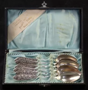 ARGENTO 6 CUCCHIAI RILIEVO MUSICA LIUTO FIORE ORNAMENTO CAPRIOLI RENDSBURG MAESTRO 1845 - Foto 1 di 12