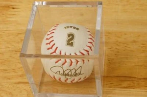 MLB Steiner Sports Miniature Baseball #2 Derek Jeter New York Yankees in Case - Picture 1 of 4