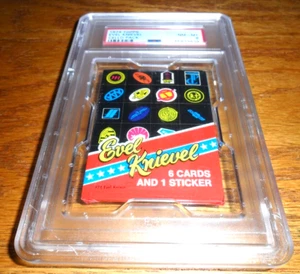 Tarjeta y pegatina Evel Knievel 1974 paquete de violonchelo Topps clasificación PSA 8 casi nueva - Imagen 1 de 3